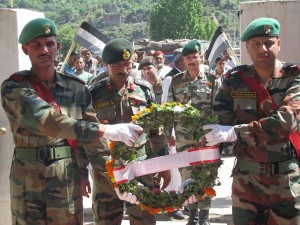 A senior Army officer laying wreath at Shahidi Yadgar, during a function at Mendhar in Poonch on Monday.           Photo/Nazki