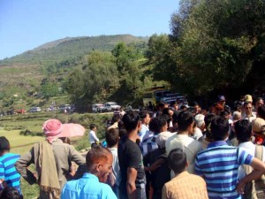 Villagers staging protest on Mendhar-Poonch near Sakhimaidan on Thursday.