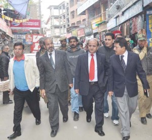 Deputy Chief Minister, Tara Chand interacting with trades, senior citizens and shopkeepers at Srinagar on Tuesday.