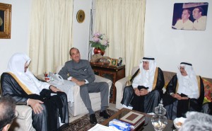 A Parliamentary delegation led by the Speaker of Majlis Ash Shura (Consultative Council) of the Kingdom of Saudi Arabia, Dr. Abdullah Bin Mohammed Bin Ibrahim  Al-Sheikh interacting with Union Minister for Health and Family Welfare, Ghulam Nabi Azad, in New Delhi on Wednesday.