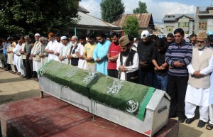 Law, Parliamentary Affairs and Rural Development Minister, Ali Mohammad Sagar offering funeral prayers of National Conference block President, Abdul Rehman Ganie, who was gunned down by militants at Natipora in Srinagar on Friday.  	—Excelsior/Amin War