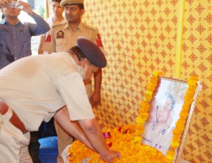 Police officers paying floral tributes to R.V. Raju at District Police Lines Jammu on Thursday.		—Excelsior/Rakesh