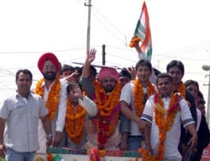 PYC president Shah Nawaj Choudhary being taken in a decorated open jeep to PCC office from Jammu airport by youth Congress activists on Tuesday. 	-Excelsior/ Rakesh