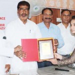 Leaders of Jammu & Kashmir Batwal Association presenting an award to a meritorious girl at a press conference at Jammu on Saturday.				   —Excelsior/Rakesh