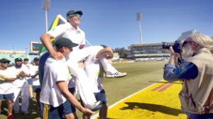 South Africa's Jacques Kallis is carried by his team mates as his test career ends after the fifth day of the second cricket test match against India in Durban. (UNI)