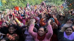 Anganwadi workers and helpers of ICDS Centres staging protest dharna at Jammu on Thursday.             -Excelsior/ Rakesh