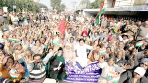 DPs of PoK staging demonstration in front of Press Club on Monday.           -Excelsior/Rakesh