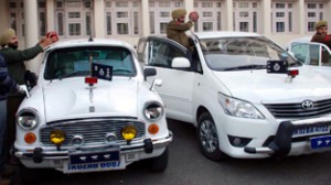 Cops removing beacon lights from the vehicles of senior officers on their own at Police Headquarters in Jammu on Wednesday.  -Excelsior/Rakesh