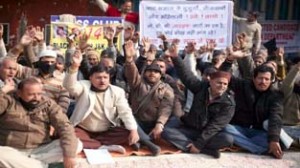 Ch Kamal Singh, president, Jat Kalyan Sabha along with other members protesting in support of their demands on Wednesday.-Excelsior/Rakesh