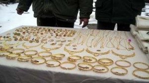 Police displaying gold ornaments worth lakhs of rupees   recovered  from a gang of burglars  at Hazratbal in Srinagar on Wednesday. 