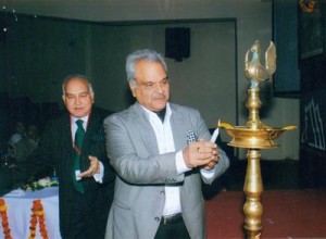 D K Batra Jt Secy ASCOMS, flanked by Principal Dr R P Kudyar, inaugurating CME at college on Saturday. 