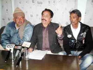 PDP leaders talking to reporters at Samba on Friday.  -Excelsior/ Gautam