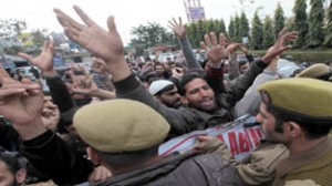 Police restricting PDD casual labourers from marching towards Civil Secretariat at Jammu on Friday.-Excelsior/Rakesh