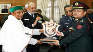 Maj Gen Bipin Puri receiving Raksha Mantri Trophy from Defence Minister A K Antony.