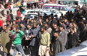 Stranded passengers staging protest at Jammu Bus Stand on Wednesday.—Excelsior/Rakesh