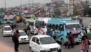 A large number of vehicles, which carried supporters of Congress candidate Madan Lal Sharma, parked at Fly Over bridge in Jammu on Thursday.     —Excelsior/Rakesh