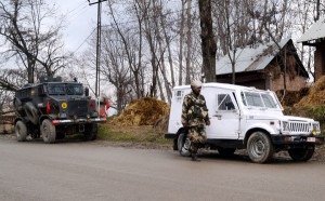 CRPF personnel head towards New Colony, Palhalan in Baramulla on Saturday.— Excelsior/Aabid Nabi