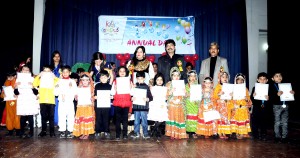 Students of Kids Campus Talab Tillo posing alongwith dignitaries during Annual Day celebration 