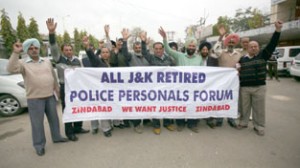 Retired police personnel protesting at Jammu on Saturday. -Excelsior/ Rakesh