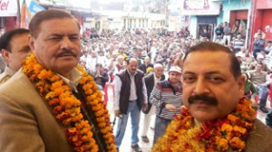 Dr Jitendra Singh being received on arrival at  Basohli by MLA, Jagdish Raj Sapolia and others.