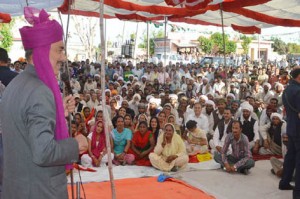 Union Minister Ghulam Nabi Azad addressing public rally at Keedian-Gandyal in Kathua on Saturday.     —Excelsior/Magotra