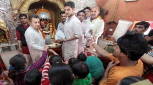 Devotees paying obeisance at Bawe Wali Mata temple on Monday.       —Excelsior/Rakesh