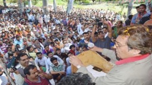 BJP leader Vinod Khanna addressing an election rally at Kathua on Tuesday. -Excelsior/ Madan Magotra