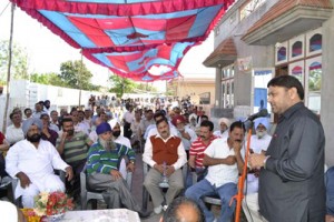 Cong leader Madan Lal Sharma addressing election rally at Mishriwalla.