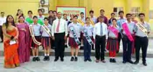 Newly elected Prefect Body of GD Goenka Public School posing for a photograph alongwith dignitaries.