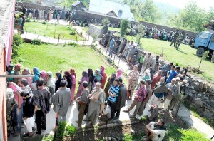 A large queue of voters at Wadipora Rajward polling station in Baramulla on Wednesday. More pics on page 5 & 7.-Excelsior/Amin War