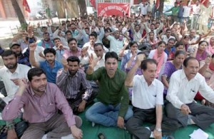 Workers holding May Day rally at Jammu on Thursday.        —Excelsior/Rakesh