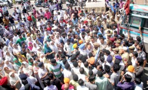 Senior police officials pacifying protestors at Shastri Nagar on Jammu-Pathankote National Highway on Wednesday.            -Excelsior/Rakesh