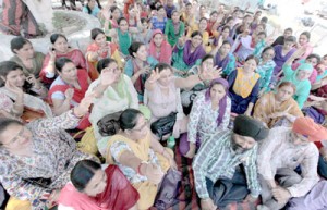 Female Multipurpose Health Workers raising slogans during protest at Jammu on Wednesday.         -Excelsior/Rakesh