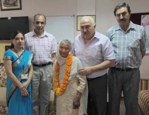 Managing Trustee, BNGH, Kunil Bhalla and others posing for a photograph with patient at Jammu on Wednesday. -Excelsior/Rakesh