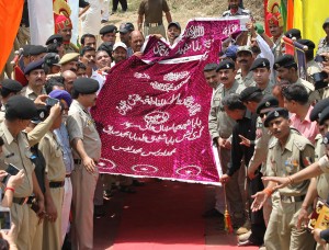 Pakistani Rangers handing over Chaddar to BSF during Chambliyal Mela at Ramgarh on Thursday.—Excelsior/Gautam