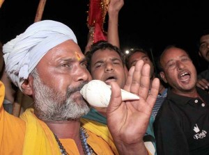 A Sadhu blows coonch shell as first batch of Amarnath yatra departs from Bhagwati Nagar base camp in Jammu on Friday. Another pic on page 4.      —Excelsior/Rakesh