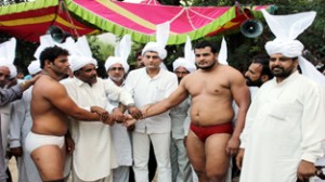 Wrestlers of main bout of Bambyal Kesari Dangal being felicitated by the dignitaries.