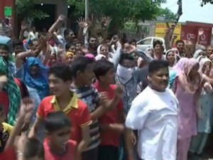 Villagers protesting against power failure on Friday. —Excelsior/Gautam