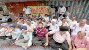 VRS/GHS employees of J&K SRTC holding demonstration at Exhibition ground, Press Club in Jammu on Monday. —Excelsior/Rakesh