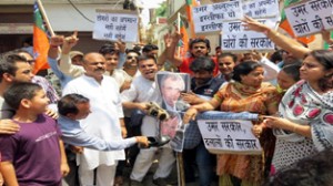 Activists of BJYM and BJP Mahila Morcha holding protest demonstration at Kachi Chawani on Tuesday.