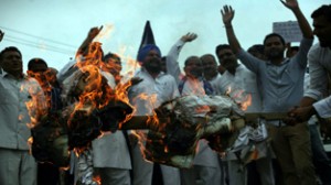 BSP activists torching effigy of Railway Minister during a protest on Wednesday. -Excelsior/Rakesh