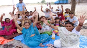 Amarnath bound yatris singing bhajans at Yatri Niwas Jammu on Wednesday. `-Excelsior/Rakesh