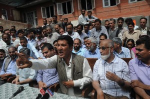 Employees Joint Consultative Committee (JCC) president Abdul Qayoom Wani alongwith senior employees leaders addressing a press conference at Srinagar on Wednesday.  -Excelsior/Amin War