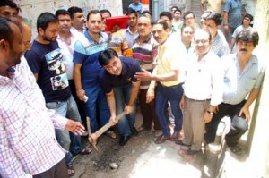 General secretary, JKPCC, Vikram Malhotra starting development work at Purani Mandi.