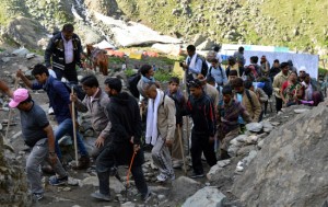 Pilgrims mounting on Pissu Top on way to holy cave of Swami Amarnath Ji on Monday.—Excelsior/ Sajjad Dar