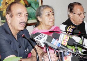 Former Union Health Minister Ghulam  Nabi Azad, flanked by AICC general secretary Ambika Soni & PCC chief Prof Saif-ud-Din Soz addressing press conference in Jammu on Sunday.-Excelsior/Rakesh