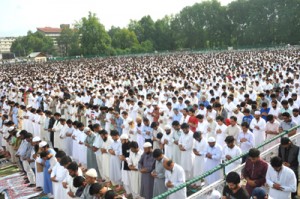 People offer prayers on the occasion of Eid-ul-Fitr at Polo Ground in Srinagar on Tuesday.—Excelsior/Amin War