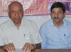 Surinder Mohan Aggarwal talking to reporters at Jammu on Saturday. -Excelsior/Rakesh