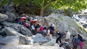 Pilgrims on their way to holy cave at Chandanwari on Thursday. —Excelsior/Sajad Dar