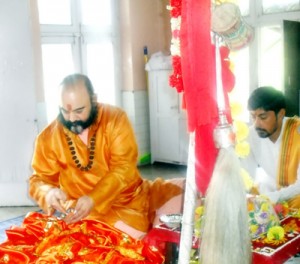 Mahant Deependra Giri performing Pooja of holy mace at Amareshwar Temple, Srinagar on Wednesday. -Excelsior/Amin War 